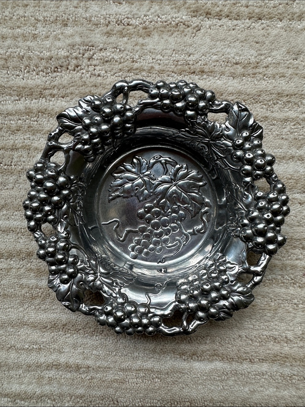EUC Arthur Court Aluminum Grape Vine Design 6.5" Wine Bottle Coaster Holder 1995